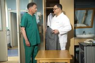 In aller Freundschaft – Durch den kleinen Stupser und den daraus resultierenden Unfall, ist Becks geschwollene Milz gerissen.