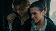 neoriginal: Crystal Wall – Nicolas Dardenne (Gustav Schmidt, l.) stützt Louna Lloris (Anna Bardavelidze) und die beiden kommen sich langsam näher.