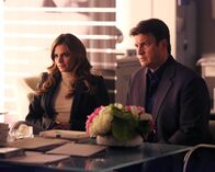 Castle – Castle (Nathan Fillion,r.) und Beckett (Stana Katic, l.) unterhalten sich mit einer plastischen Chirurgin, deren Patientin ermordet aufgefunden wurde ...