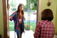 The Middle – Frankie (Patricia Heaton, r.) ist schockiert, als ihre Nachbarin Rita Glossner (Brooke Shields, l.) plötzlich vor der Tür steht und behauptet, sie habe ihren Gartenschlauch gestohlen. Unterdessen macht Sue eine unerfreuliche Entdeckung ...