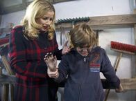 In aller Freundschaft – Bastian Marquardt (Johann Lukas Sickert, rechts) und sein Freund Jonas haben sich mit Proviant im Heilmannschen Schuppen versteckt, um gegen die Entscheidung von Sarah Marquardt (Alexa Maria Surholt) zu protestieren, die Bastian auf ein anderes Gymnasium als Jonas schicken will. Beim Erwärmen des Essens ist der Gaskocher explodiert und hat Bastian an die Schuppenwand geschleudert.