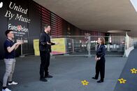 Signes – Signes Signes Spezial in der ESC Welt Natasha Ruf im Interview mit Yves Schifferle (Head of Show) Copyright: SRF/RTS