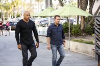 Navy CIS: L.A. – Als die Leiche von NSA-Analyst Ted Larson in einem Hai gefunden wird, müssen Callen (Chris O'Donnell, r.) und Sam (LL Cool J, l.) ermitteln, um herauszufinden, wer oder was dahinter steckt ...