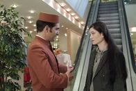 Sechserpack – Heute geht der Trend wieder dahin, dem Kunden kleine Service-Extras anzubieten. Ob nun wirklich sinnvoll oder nicht, bleibt dahingestellt! (Thomas Held (l.) und Emily Wood, (r.))