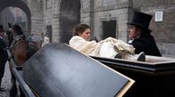 Sherlock & Daughter – Clara Anderson (Gia Hunter, l.) und Pinkerton Detective (Charlie Kranz, r.).
