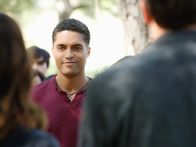 Extant – Adhu (Henderson Wade) möchte Molly zeigen, warum sie aufhören sollte, gegen ihre Alien-Gene zu kämpfen. Kann er sie auf seine Seite ziehen?; Adhu (Henderson Wade) möchte Molly zeigen, warum sie aufhören sollte, gegen ihre Alien-Gene zu kämpfen. Kann er sie auf seine Seite ziehen?