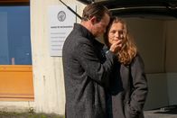 Der Alte – Der Tod seiner Schwester nimmt Roman Wollitz (Patrick Güldenberg) und Kiras beste Freundin Anke Theissen (Franziska Wulf) sehr mit.