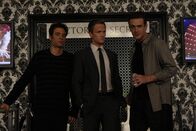 How I Met Your Mother – Besuchen gemeinsam die Victoria's Secret Fashion Show, damit Barney sein Talent für das Aufreißen von Frauen wiedererlangt: Barney (Neil Patrick Harris, M.), Ted (Josh Radnor, l.) und Marshall (Jason Segel, r.) ...