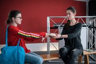 Schloss Einstein – Rosa (Karlotta Hasselbach, li.) findet, Carolin (Paloma Padrock, re.) soll ihre Ballettschuhe zurücknehmen, doch die bleibt skeptisch.