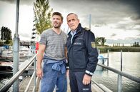 WaPo Bodensee – Tödlicher Hass auf den Nachbarn: Paul Schott (Tim Wilde, r.) verhört Sepp Romberg (Hans-Caspar Gattiker, l.), auch er hat ein Mordmotiv.