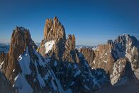 Planet Erde II – Luftaufnahme des Mont Blanc-Massivs in den Hochalpen nahe des Aiguille du Midi/Chamonix aus 3000 Meter Höhe. Diese Berge sind Heimat vieler alpiner Tiere wie Steinadler und Gämsen.
