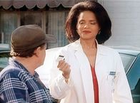 Diagnose: Mord – Ein Abschleppunternehmer holt Amandas (Victoria Rowell, r.) Wagen ab.