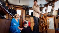 Praxis mit Meerblick – Praxis mit Meerblick – Rügener Sturköpfe Notfall bei einem alten Seebären: Tanja Wedhorn als Nora Kaminski, Jochen Nickel als Kapitän Busch Copyright: SRF/ARD Degeto/Boris Laewen