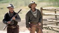 Open Range - Weites Land – Boss Spearman (Robert Duvall, li.) und Charley Waite (Kevin Costner) ziehen in den Kampf gegen eine Übermacht.