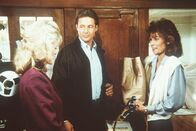 Agentin mit Herz – (v.l.n.r.) Francine (Martha Smith), Lee (Bruce Boxleitner) und Amanda (Kate Jackson) hören Amandas neuen Nachbarn ab. Mit einem überraschenden Ergebnis ...