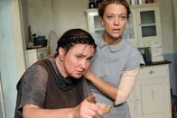 Die Heimkehr – Berta Entriß (Annette Paulmann, li.) ist zurückgeblieben und erschrickt immer zutiefst, wenn sich jemand dem Haus nähert. Ihre Schwägerin Katharina (Heike Makatsch) kann sie dann nur mit Mühe beruhigen. Diesmal ist allerdings auch Katharina erschrocken, als sie sieht, wer sich dem Haus nähert.