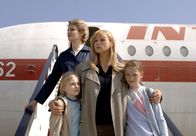 Die Frau vom Checkpoint Charlie – Sabine (Elisa Schlott), Sara Bender (Veronica Ferres), Silvia (Maria Ehrich). Sara wird von ihren Kindern getrennt.