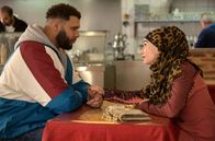 KinoFestival im Ersten: Eine Frau mit berauschenden Talenten – Patience Portefeux (Isabelle Huppert) mit einem ihrem Helfer (Mounir Kateb).