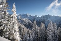 Bergwelten – Winterlandschaft, verschneite Berge, Berge Cima del Cacciatore und Jóf di Fuat sind zu sehen