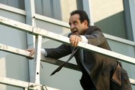 Monk – Monk (Tony Shalhoub), der wieder in den Polizeidienst aufgenommen wurde, wird zunächst zu einem Schreibtischjob verdonnert. Doch der kauzige Ermittler kann es nicht lassen und geht auf eigene Faust auf Verbrecherjagd...