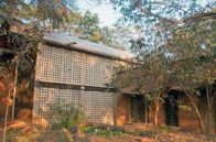 Visionen bauen – Das aus lokalen Rohstoffen gebaute Wall House der Architektin Anupama Kundoo vereint moderne Ästhetik mit traditioneller Nachhaltigkeit.