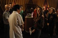 Community – Während Dean Pelton (Jim Rash, l.) an die Schulkommission berufen wird, geht es für Chang (Ken Jeong, 3.v.l.) und Annie (Alison Brie, 2.v.r.) unter den wachsamen Augen von Jeff (Joel McHale, 3.vl.) und Britta (Gillian Jacobs, r.) auf die Bühnen der Welt ...