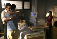 Desperate Housewives – Gabrielle (Eva Longoria, r.) kann nicht fassen, dass John (Jesse Metcalfe, 2.v.l.) im Krankenhaus auftaucht, um sich nach Mrs. Solis' (Lupe Ontiveros, 2.v.r.) Zustand zu erkundigen. Carlos (Ricardo Antonio Chavira, l.) ist vom Mitgefühl des Gärtners gerührt ...