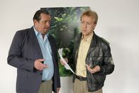 Die Rosenheim-Cops – Florian Prantl (Andreas Giebel, l.) und Michi Mohr (Max Müller, r.) besprechen den Tathergang.