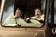 The Middle – Während Mike (Neil Flynn, l.) und Bob (Chris Kattan, r.) Kuchen ausliefern, muss Frankie realisieren, dass sie doch etwas zu viel an ihren Kinder herumnörgelt ...