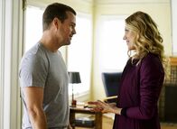 Navy CIS: L.A. – Während Sam undercover ermittelt, besprechen Anna (Bar Paly, r.) und Callen (Chris O'Donnell, l.) den nächsten Schritt ihrer Beziehung ...
