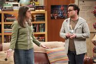 The Big Bang Theory – Die Ratlosigkeit ist Leonard (Johnny Galecki, r.) und Amy (Mayim Bialik, l.) ins Gesicht geschrieben. Sie wollten Sheldon doch nicht überfordern ...