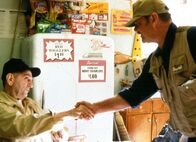 The Pledge - Das Versprechen – Vertraut werden auf dem Land. Floyd (Harry Dean Stanton), Jerry (Jack Nicholson).