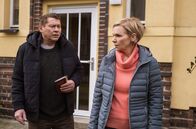 In aller Freundschaft – Obwohl sich alles in Dr. Kathrin Globisch (Andrea Kathrin Loewig) dagegen sträubt, hat sie Michael Linse (Tom Jahn) gefragt, ob er ihrer Tochter Hanna ein Stück seiner Leber spenden würde.