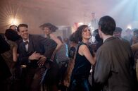 Babylon Berlin – Charlotte (Liv Lisa Fries, 2. v. re.) und Jacky (Max Mauff, re.) tanzen ohne Pause.