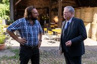 Der Staatsanwalt – Gastwirt Klaus Brandes (Johannes Kühn, l.) wird von Oberstaatsanwalt Bernd Reuther (Rainer Hunold, r.) befragt.