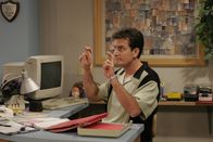 Two and a Half Men – Während Alan in der Schule ist um zu verhindern, dass Jake von der Schule fliegt, übernimmt Charlie (Charlie Sheen) den Telefondienst in dessen chiropraktischer Praxis ...