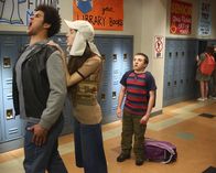The Middle – Als Cindy (Casey Burke, M.) Dylan (Chasen Banks, l.) klarmacht, dass er Brick (Atticus Shaffer, r.) in Ruhe lassen soll, gefällt das Brick überhaupt nicht - immerhin ist er der Mann in der Beziehung ...