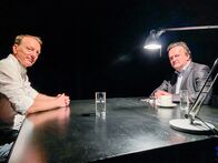 Dok 1 – Hanno Settele (r.) befragt den Bestsellerautor Marc Elsberg zum Thema Blackout.