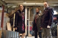 Elementary – v.l.n.r.) Watson (Lucy Liu), Captain Gregson (Aidan Quinn) und Holmes (Jonny Lee Miller) ...