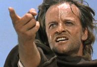 Töte Amigo – Der gottesfürchtige El Santo (Klaus Kinski) glaubt an die wahren Ziele der Revolution.
