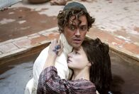 Classix - Filmklassiker im BR: Der Medicus – Rob (Tom Payne) hat Angst, dass die an der Pest erkrankte Rebecca (Emma Rigby) stirbt.