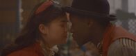 Theodosia – Josie (Yuki Sutton) küsst Will (Nana Agyeman-Bediako). Aber weiß Will wirklich, was er tut?