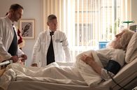 In aller Freundschaft – Dr. Kai Hoffmann (Julian Weigend, li.) und Dr. Kaminski (Udo Schenk, mi.) versuchen herauszufinden, wer der verunfallte Mann im Weihnachtsmannkostüm ist. Er hatte keine Papiere bei sich. Als er kurz aufwacht, tischt er den beiden eine hanebüchene Geschichte auf und schläft sofort wieder ein.
