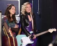 The Goldbergs – Erica Goldberg (Hayley Orrantia, l.); Lainey Lewis (AJ Michalka, r.)