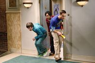 The Big Bang Theory – Was haben Sheldon (Jim Parsons, r.), Rajesh (Kunal Nayyar, M.) und Howard (Simon Helberg, l.) nur vor?
