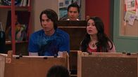 iCarly – Vorne, v.li.: Spencer Shay (Jerry Trainor), Carly Shay (Miranda Cosgrove)