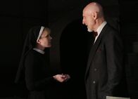 American Horror Story – Jahr 1964: Durch Zufall bekommt Schwester Mary Eunice McKee (Lily Rabe, l.) mit, dass Schwester Jude Martin den Dr. Arthur Ardens (James Cromwell, r.) wahre Identität endlich auffliegen lassen will. Natürlich warnt sie ihn ...