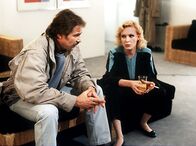Tatort – Schimanski (Götz George,l.) möchte von Miriam (Sunnyi Melles) erfahren, warum sie den Detektiv Scholl beauftragte, Nachforschungen über den Tod ihrer Mutter anzustellen.