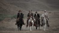 Bone Tomahawk – v.li.: Sheriff Hunt (Kurt Russell), Arthur (Patrick Wilson), Chicory (Richard Jenkins), Brooder (Matthew Fox)