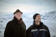 Schnee – Bruno Hofer (Karl Fischer, li.) drängt auf die Sprengung eines Bergrückens für den Bau einer neuen Gondel, obwohl er weiß, dass seine Enkelin Alma genau dort vermisst wird.